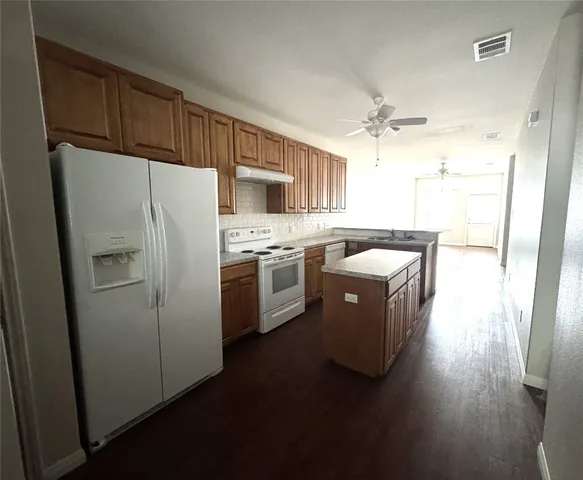 $1,450 | 905 B Crockett Street, Lockhart, TX 78644