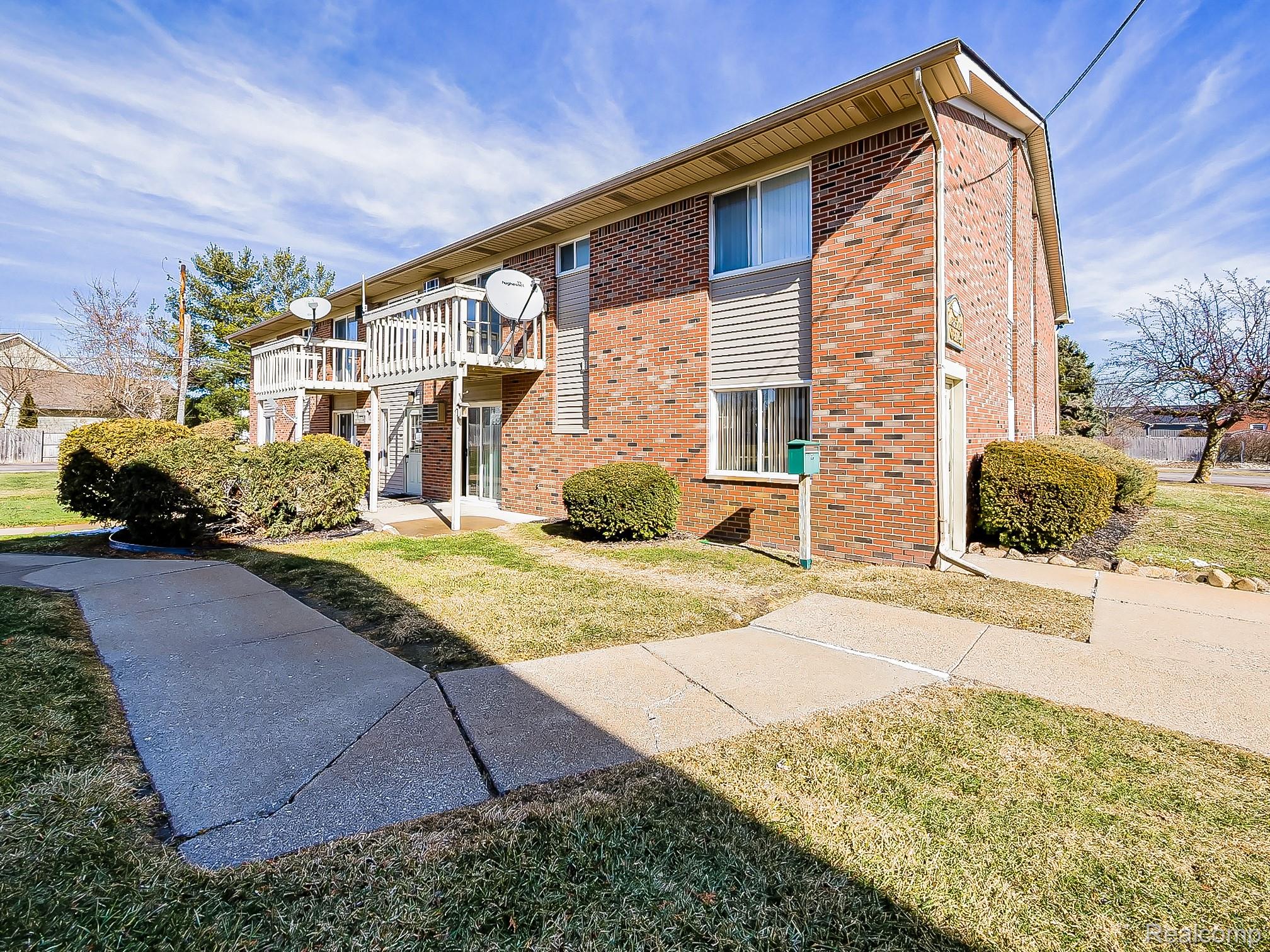 125 East Van Riper Road, Unit 7 Fowlerville, MI 48836 - Photo 23 of 26 View of building exterior