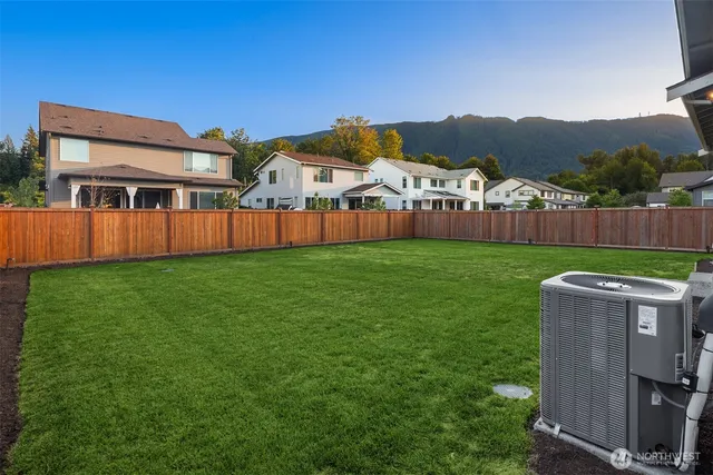 a view of a back yard