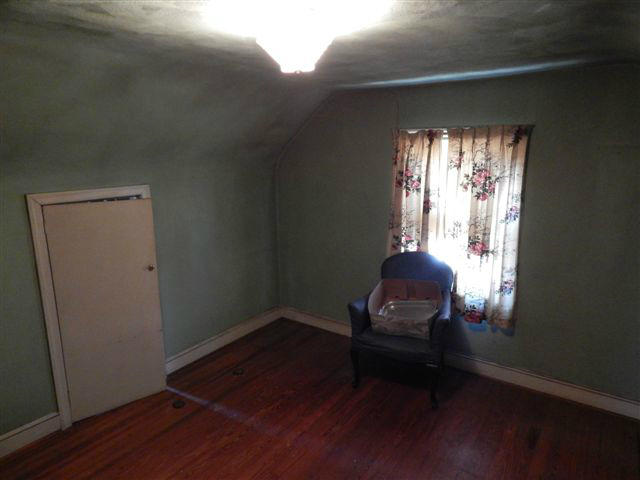 2715 Cove Road Roanoke, VA 24017 - Photo 3 of 8 Upstairs Bedroom
