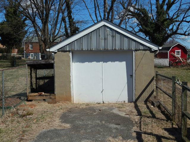 2715 Cove Road Roanoke, VA 24017 - Photo 6 of 8 Garage (2)