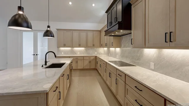 $799,900 | 200 Violet Way, Castroville, TX 78009