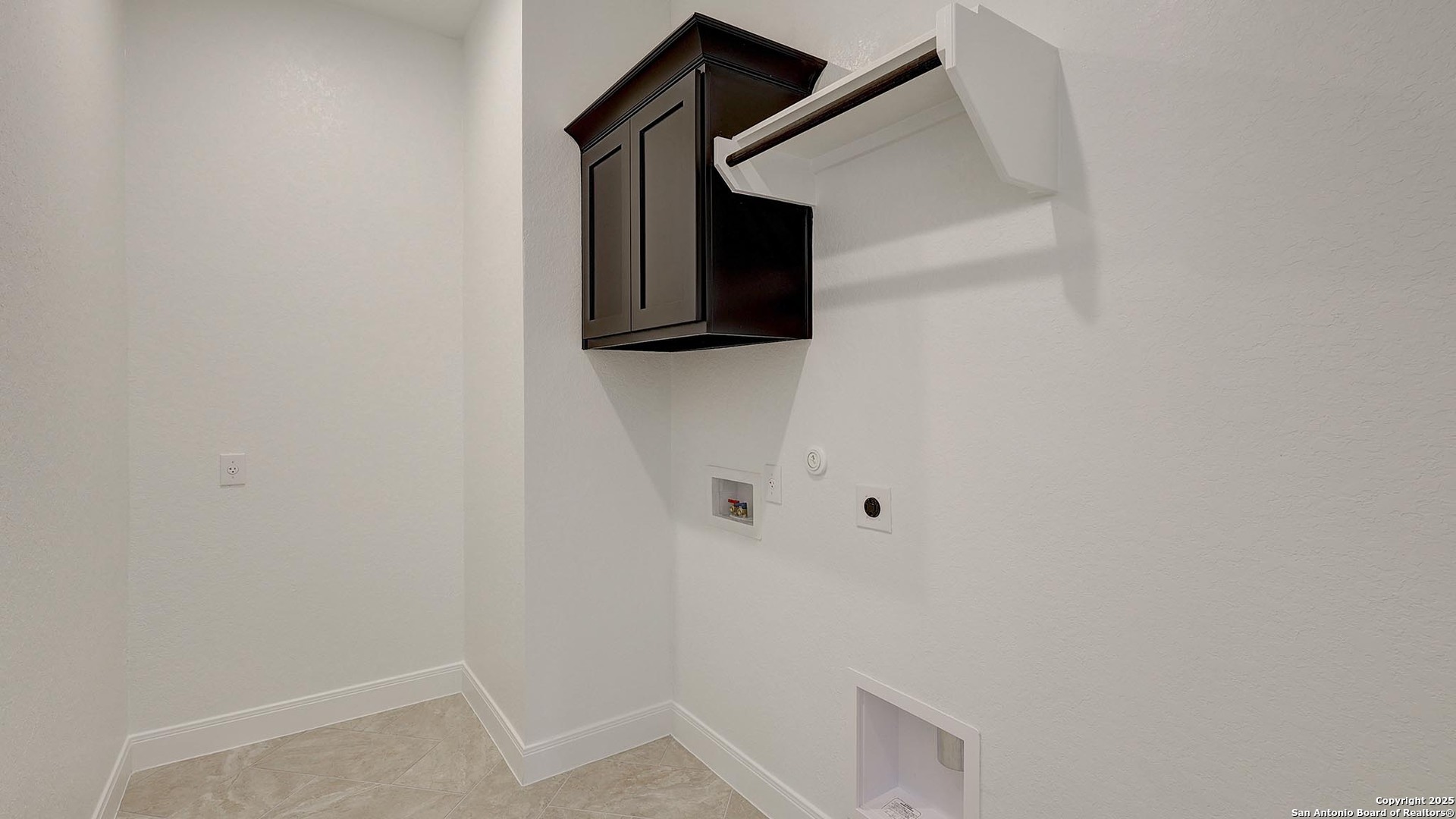 200 Violet Way Castroville, TX 78009 - Photo 21 of 32 a view of a hallway