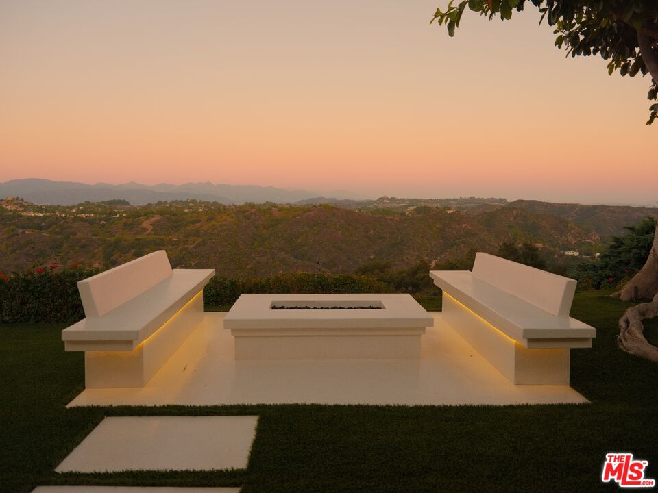 2262 Stradella Road Los Angeles, CA 90077 - Photo 4 of 21