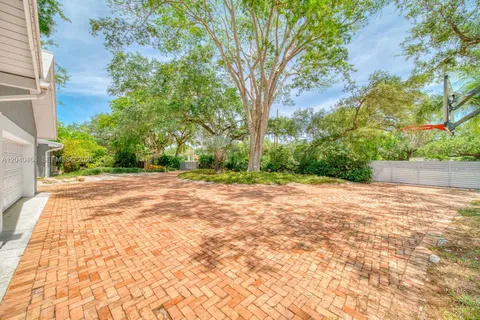$2,500,000 | 9737 Southwest 98th Street, Miami, FL 33176