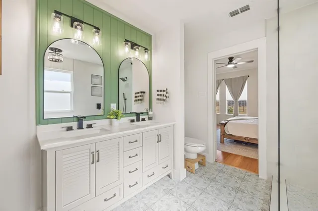 a en suite bathroom with 2 sink and a mirror