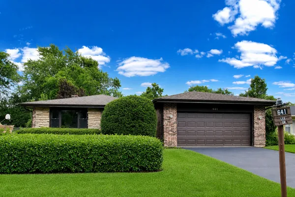 $399,900 | 641 Lee Drive, Crystal Lake, IL 60014