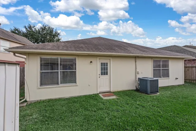 a view of a house with backyard