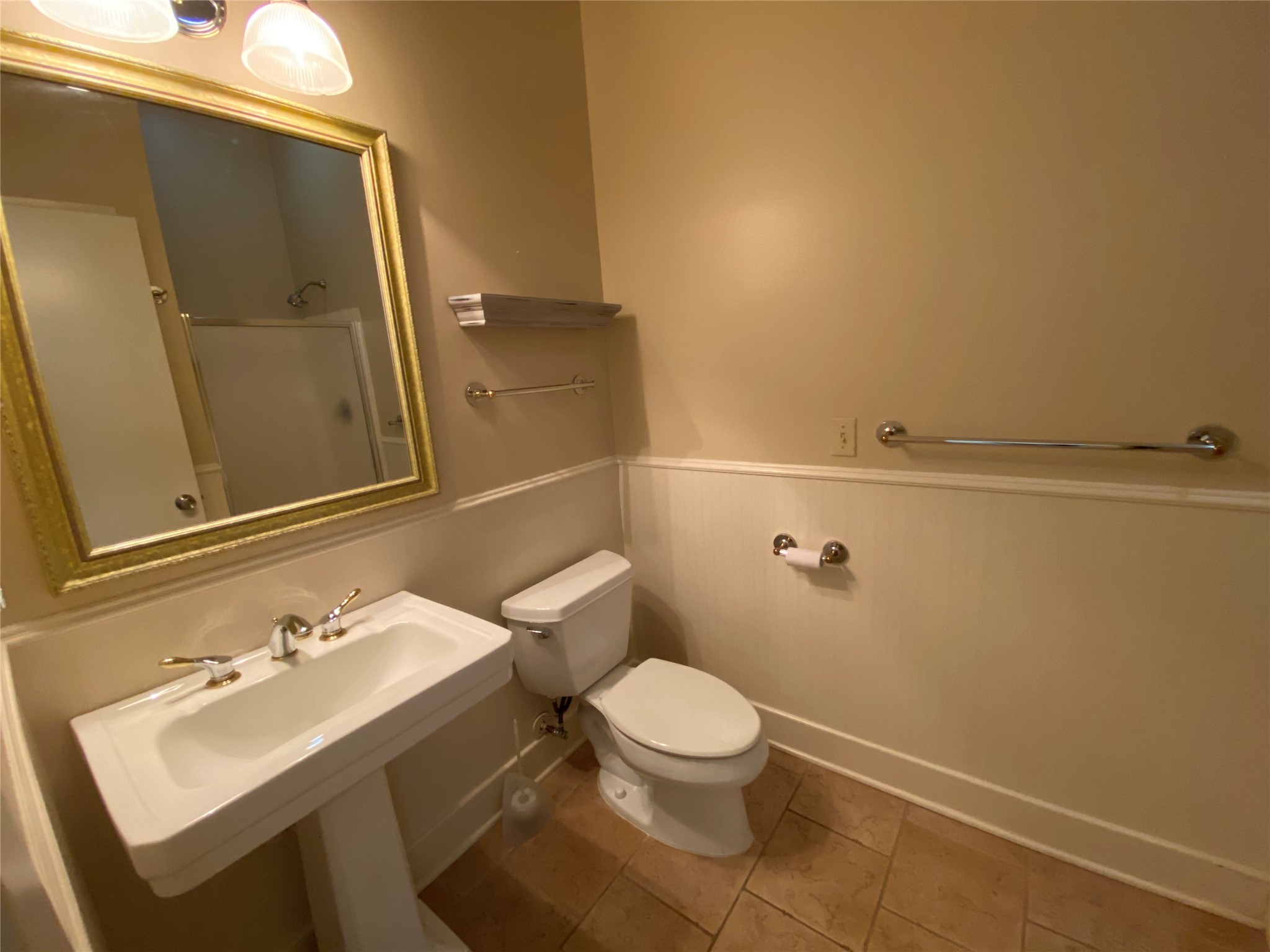 735 Arlington Street, Unit 3 Houston, TX 77007 - Photo 16 of 32 Guest bath with updated hardware, framed mirror, pedestal sink and standing shower.
