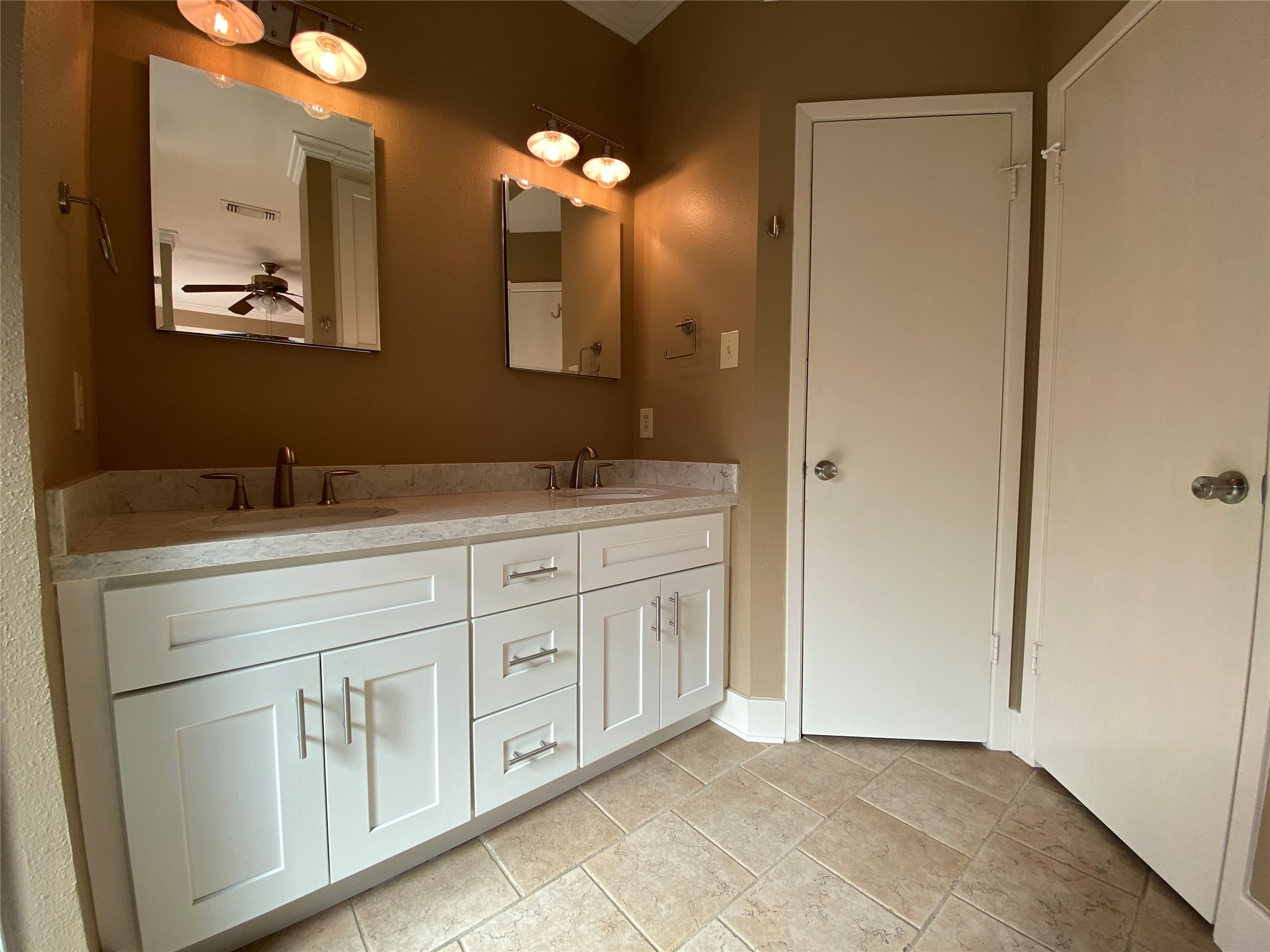 735 Arlington Street, Unit 3 Houston, TX 77007 - Photo 25 of 32 Alternate view of primary bath with door to closet and water closet.