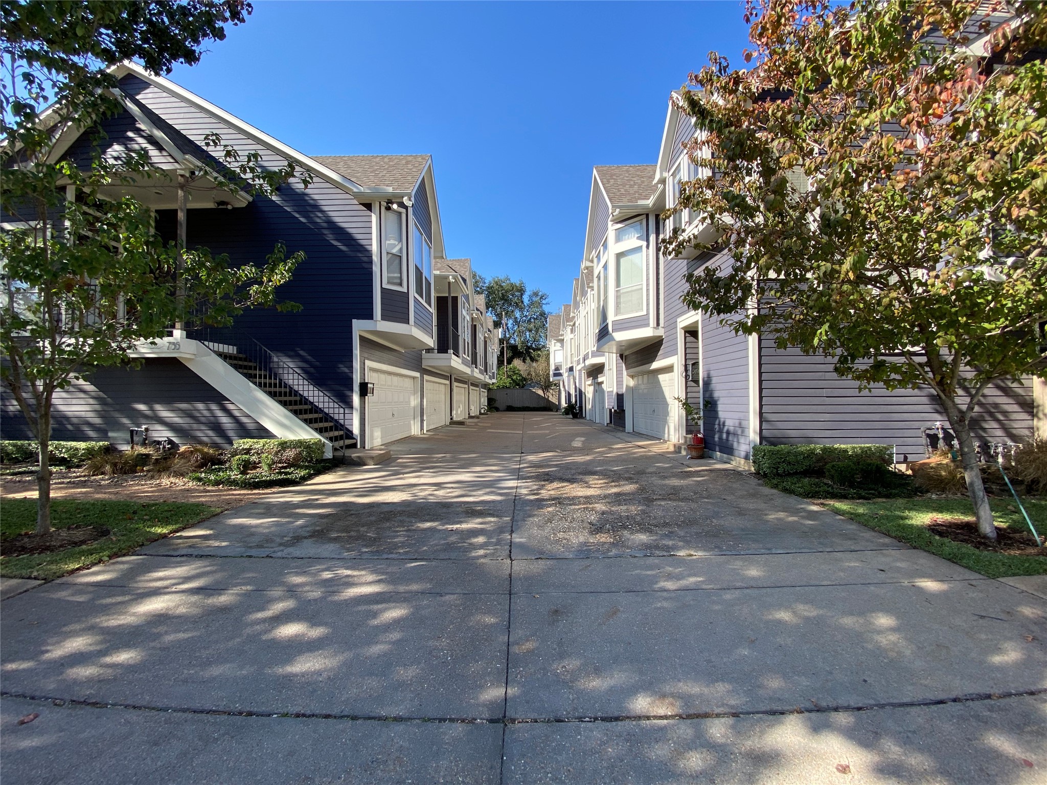 735 Arlington Street, Unit 3 Houston, TX 77007 - Photo 30 of 32 A great community to come home with a double wide driveway. Plenty of guest parking at the front of the community, along Arlington.