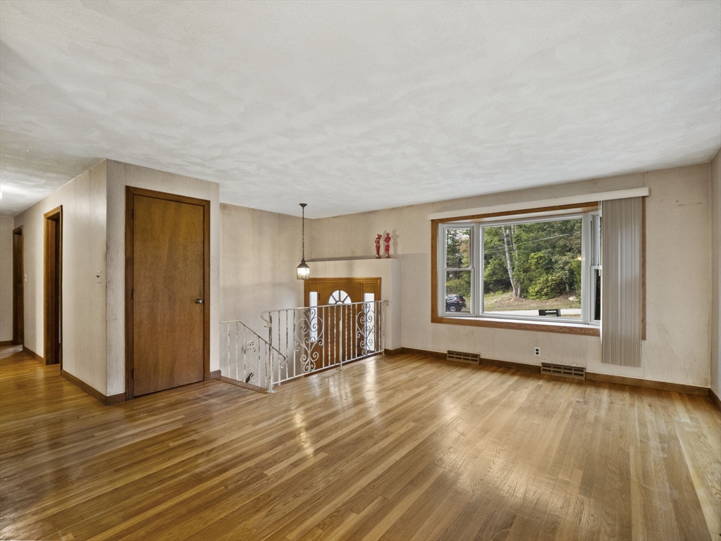12 Pinetree Road Billerica, MA 01821 - Photo 3 of 37 Gallery Image 3