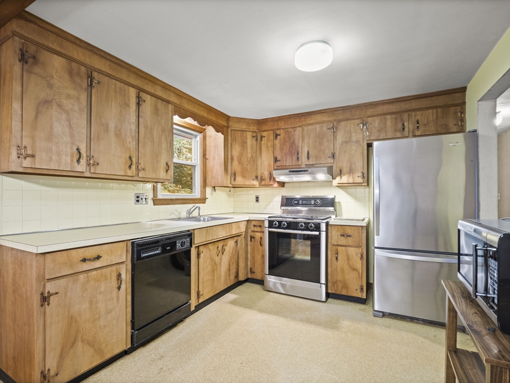 12 Pinetree Road Billerica, MA 01821 - Photo 7 of 37 Gallery Image 7