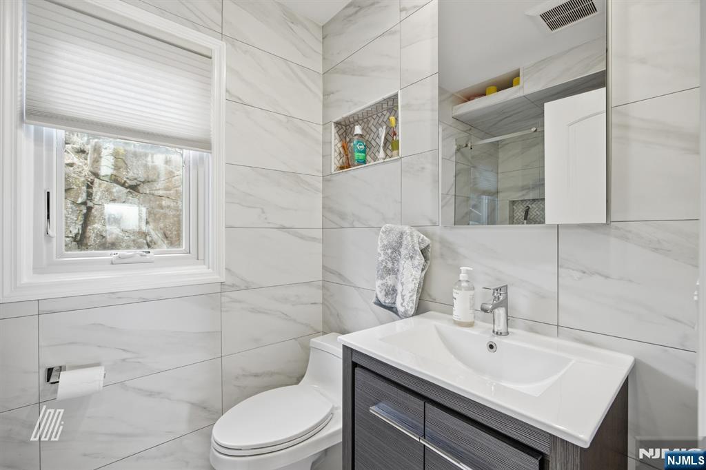 300 Gorge Road, Unit 75 Cliffside Park, NJ 07010 - Photo 14 of 27 a bathroom with a toilet sink and mirror
