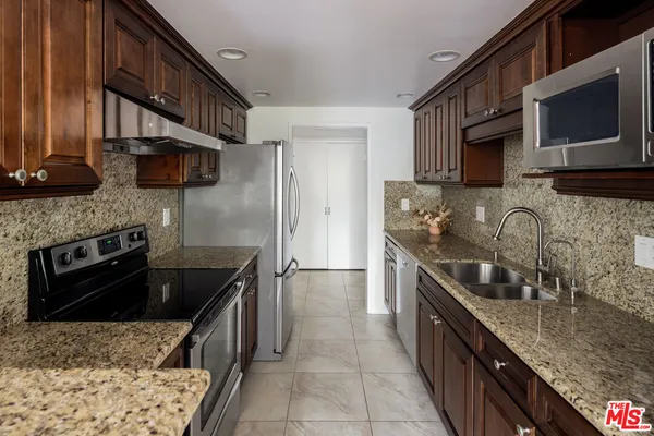 $4,950 | 2318 Fox Hills Drive, Unit 105, Los Angeles, CA 90064