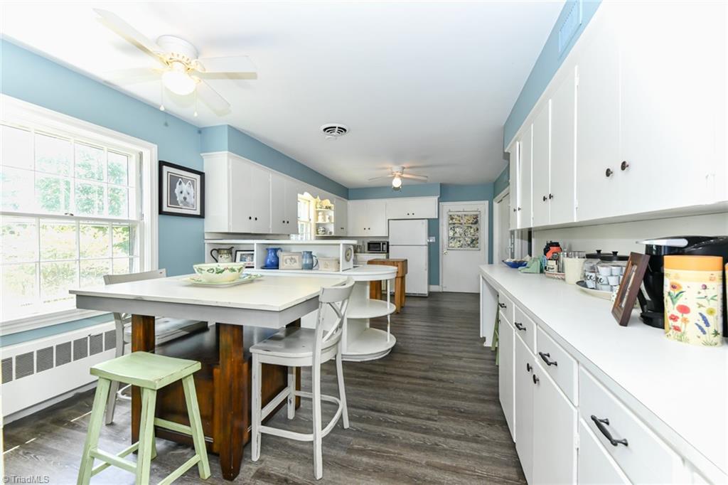 3626 Fieldview Road Pleasant Garden, NC 27313 - Photo 8 of 41 The kitchen/breakfast area offer wonderful storage and counter space!