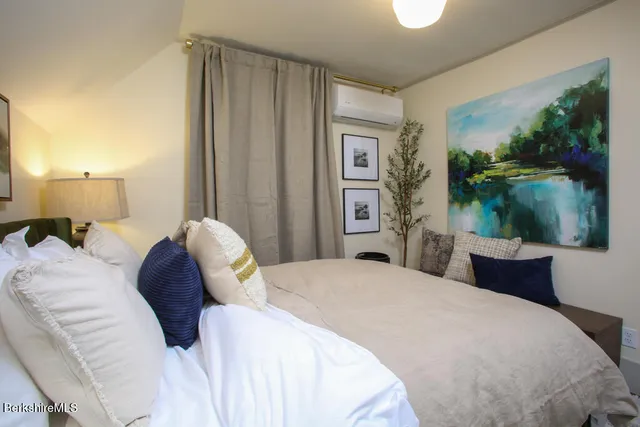 $2,250 | 44 Main Street, Unit 3, Stockbridge, MA 01262