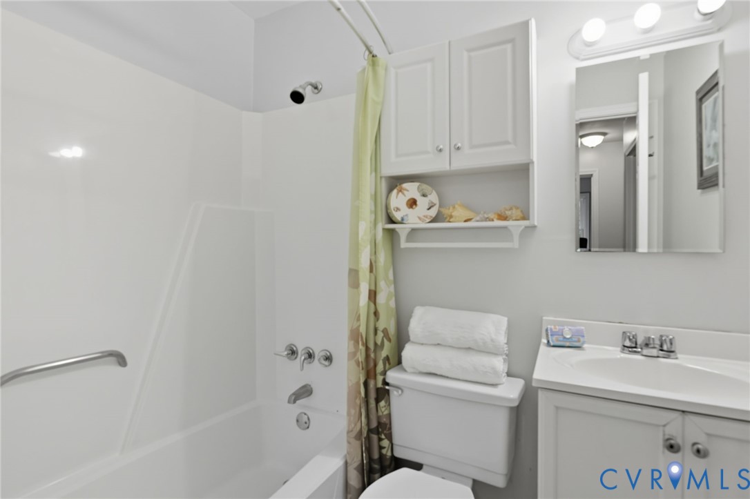 13300 Court Ridge Road Midlothian, VA 23112 - Photo 15 of 29 Shower/tub and storage cabinets (Large linen clos