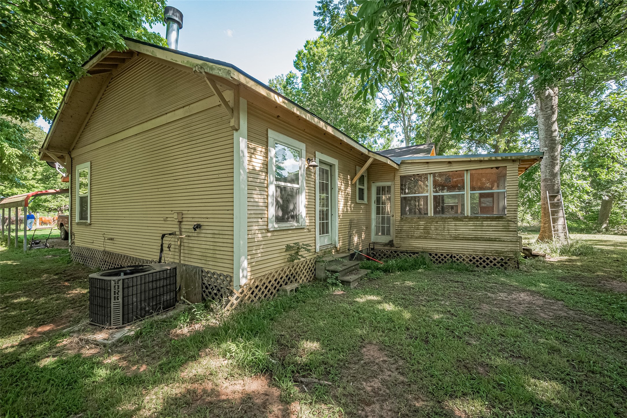 2511 Hartwell Road Brookshire, TX 77423 - Photo 12 of 40 a backyard of a house with lots of green space