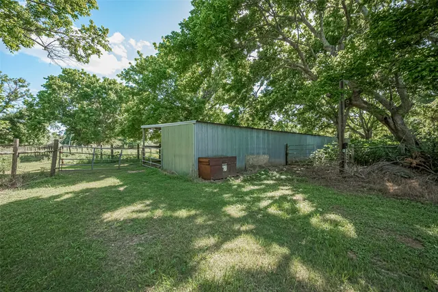 a view of a backyard