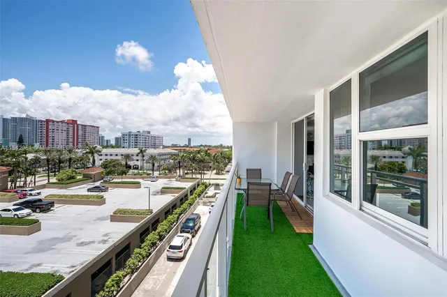 $2,500 | Oceanside, Hallandale Beach, FL 33009