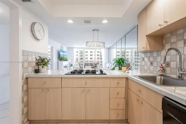 $2,500 | Oceanside, Hallandale Beach, FL 33009