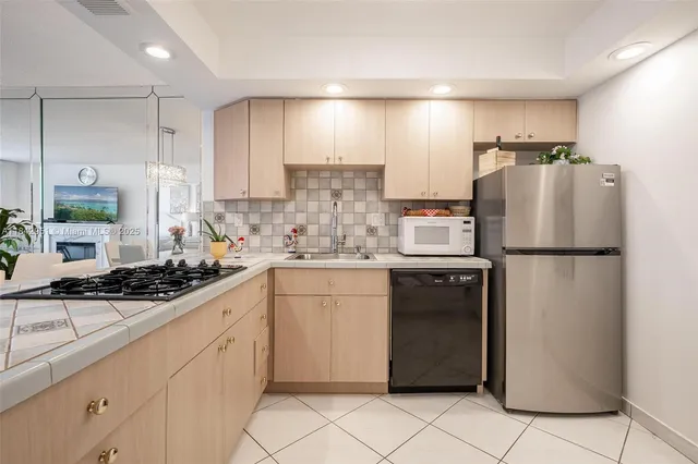 $2,500 | Oceanside, Hallandale Beach, FL 33009