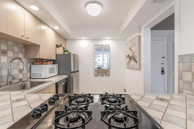 $2,500 | Oceanside, Hallandale Beach, FL 33009