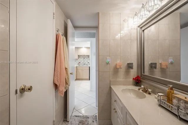 $2,500 | Oceanside, Hallandale Beach, FL 33009