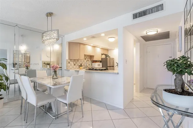 $2,500 | Oceanside, Hallandale Beach, FL 33009