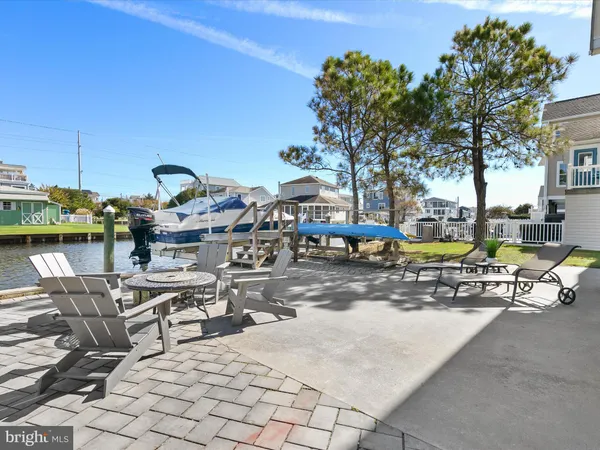 a view of a livingroom with an empty space
