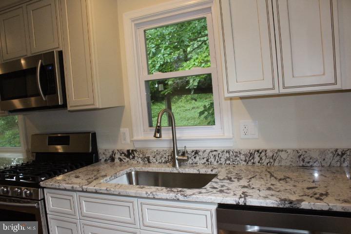 14311 Fullerton Road Woodbridge, VA 22193 - Photo 7 of 29 Gallery Image 7