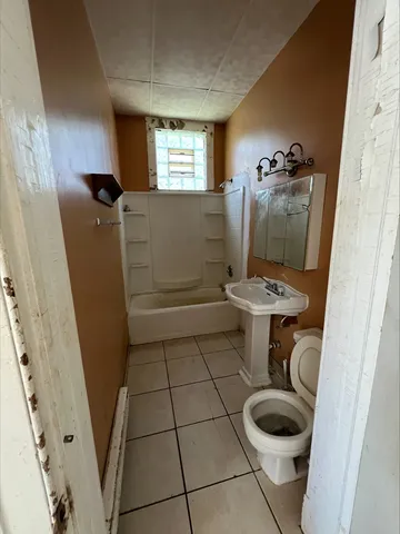 a view of a yard in front of house