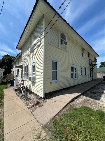 $625,000 | 211 West Broadway, Monmouth, IL 61462