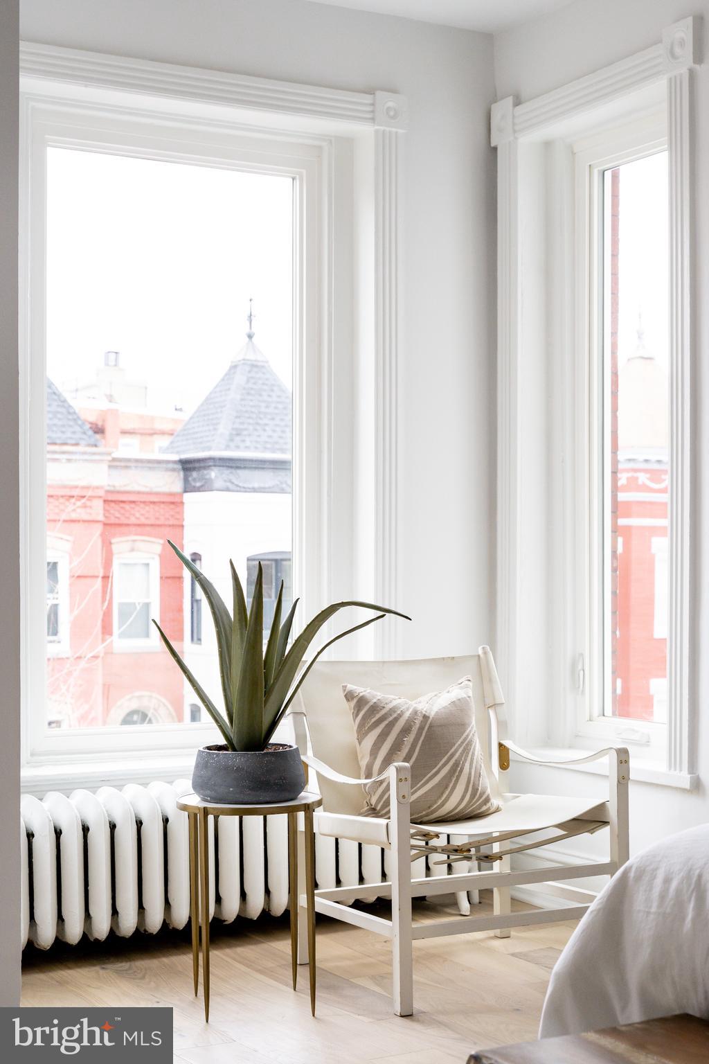 39 S Street Northwest Washington, DC 20001 - Photo 21 of 54 Detail: Oversized Windows in South-Facing Bayfront