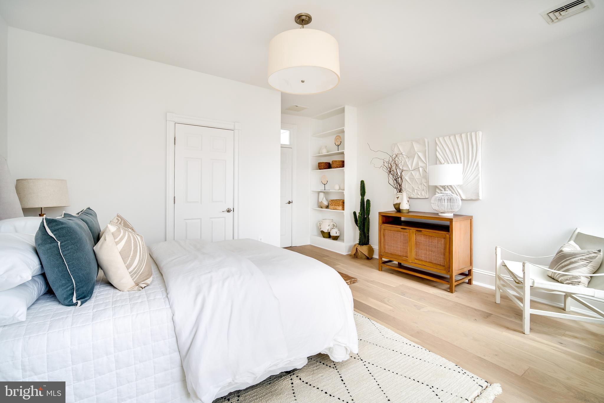 39 S Street Northwest Washington, DC 20001 - Photo 23 of 54 Primary Bedroom w Built-in Shelves