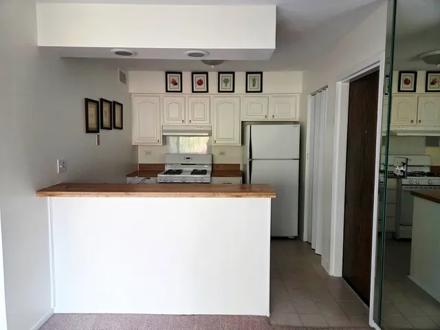 $2,200 | 150 Fountainview Lane, Unit 3B, Lombard, IL 60148