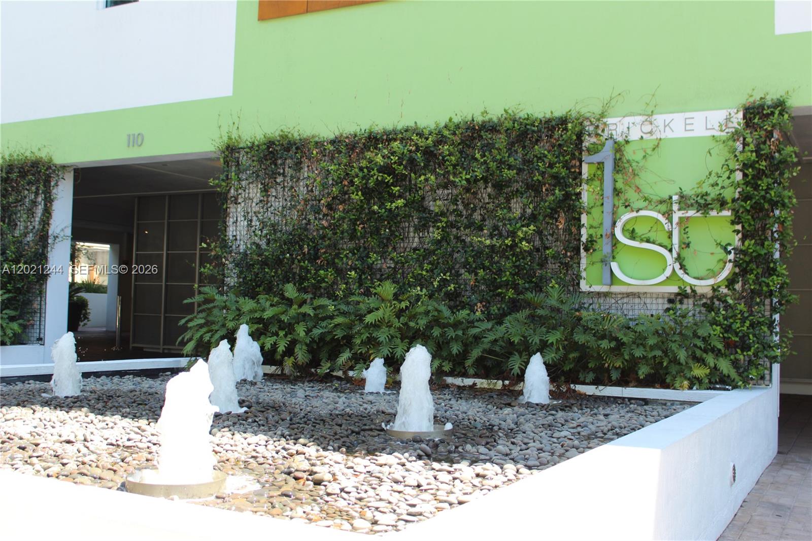 110 Southwest 12th Street, Unit 907 Miami, FL 33130 - Photo 2 of 12 a view of a bird park
