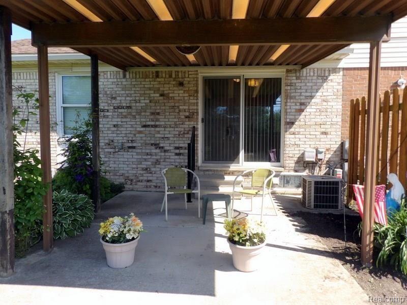 16805 Rudgate Street Southgate, MI 48195 - Photo 8 of 29 100_6971.JPG