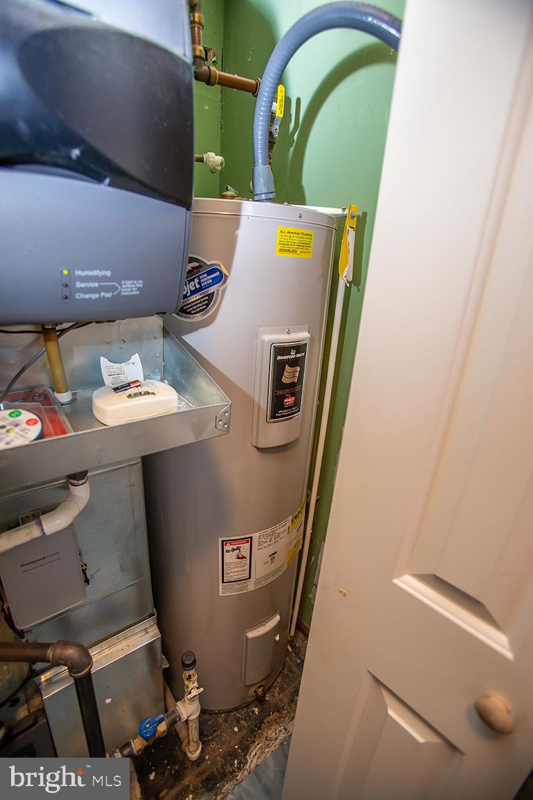 2818 Rome Road Vineland, NJ 08361 - Photo 10 of 31 a bathroom with a sink and mirror