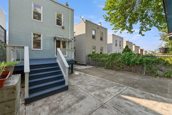a view of a house with backyard and plants