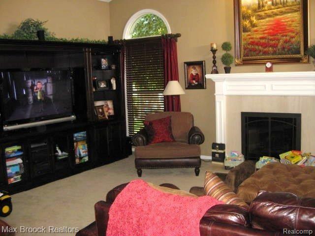 351 Jonathan Drive Rochester, MI 48307 - Photo 7 of 21 FAMILY RM W/CATHEDRAL CEILING