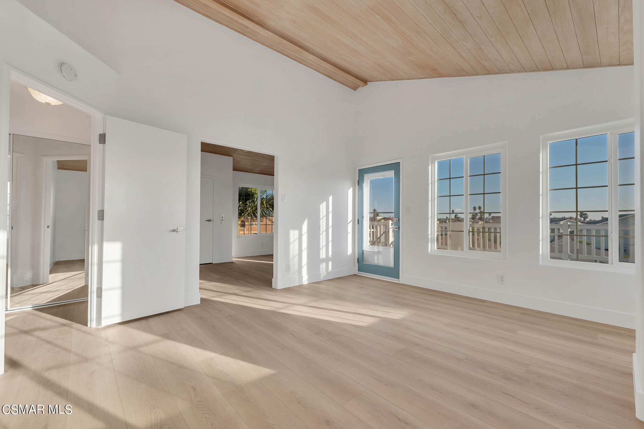 5222 West Wooley Road Oxnard, CA 93035 - Photo 24 of 39 en empty room with windows