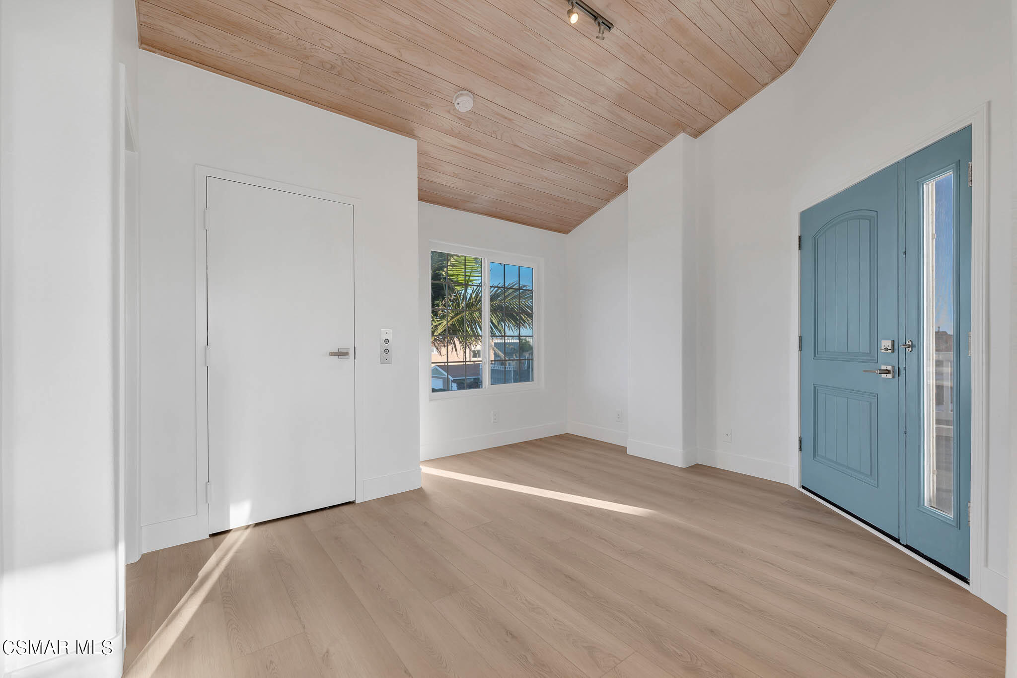 5222 West Wooley Road Oxnard, CA 93035 - Photo 25 of 39 an empty room with windows