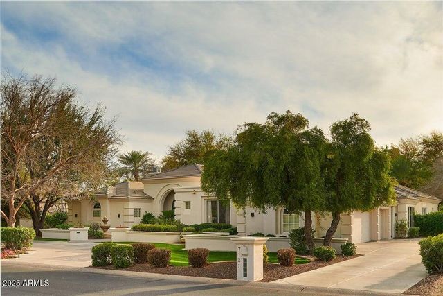 a view of residential houses with tree s