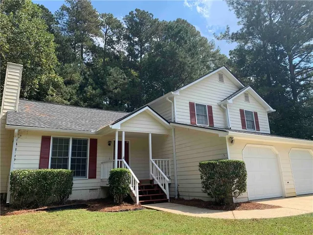 a view of a yard in front of house