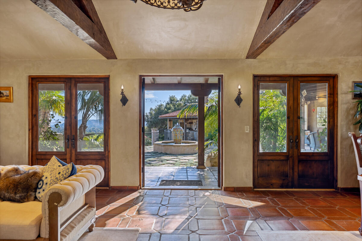 302 Piedmont Road Santa Barbara, CA 93105 - Photo 11 of 50 Living Room 3