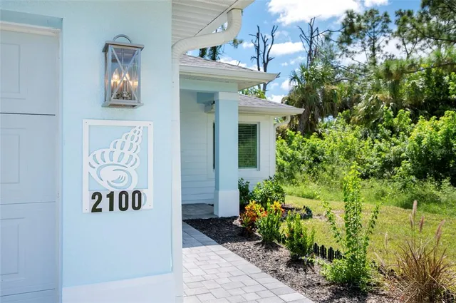 a view of entryway front of house