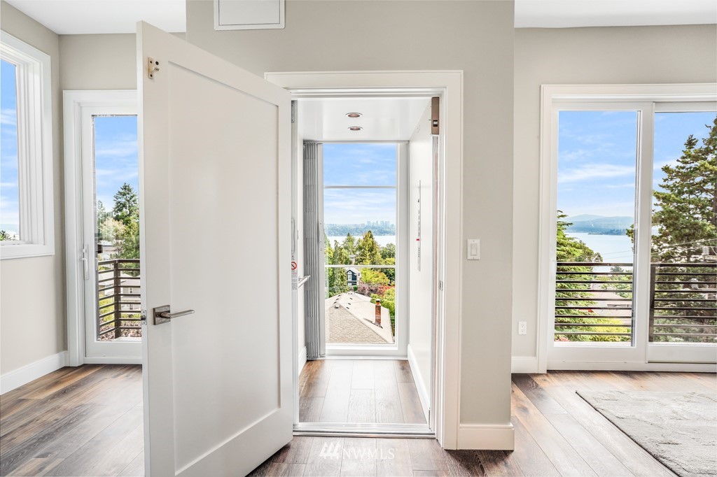 1701 37th Avenue Seattle, WA 98122 - Photo 3 of 25