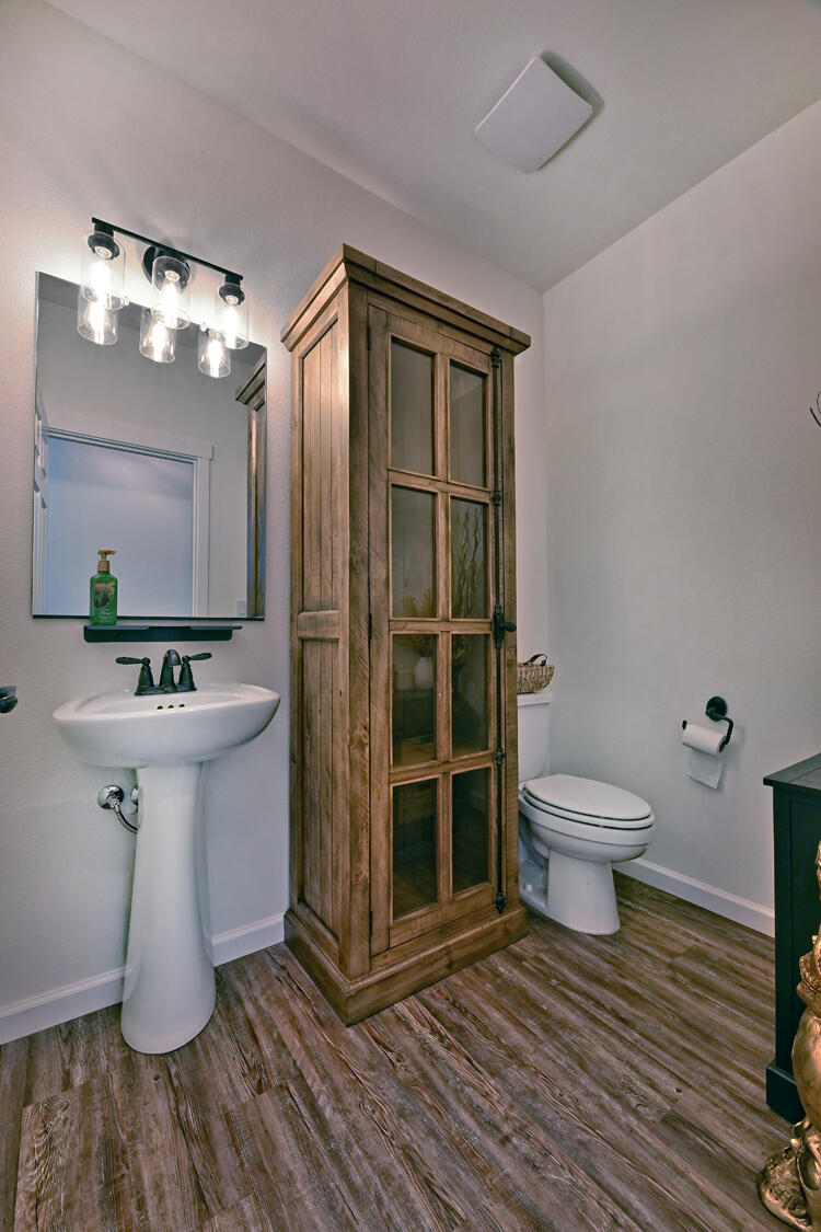 804 South Valley View Road Ashland, OR 97520 - Photo 19 of 32 Half Bath